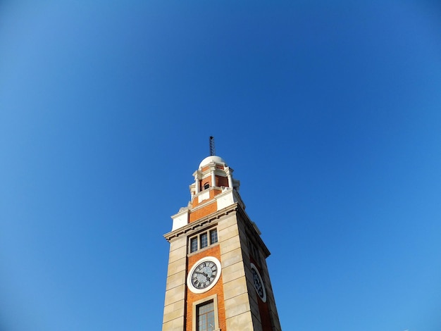 晴れた日に澄んだ青い空を背景にした時計塔の低角度の景色