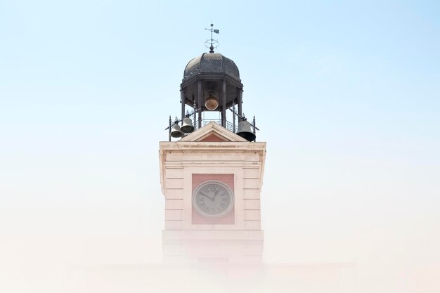 Foto vista a basso angolo della torre dell'orologio contro un cielo limpido