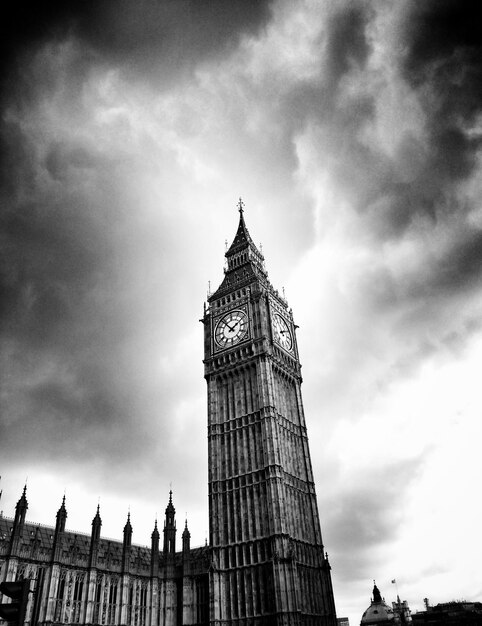 Foto vista a bassa angolazione della torre dell'orologio contro un cielo nuvoloso