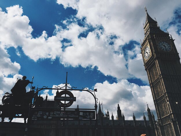 Photo low angle view of clock tower against cloudy sky