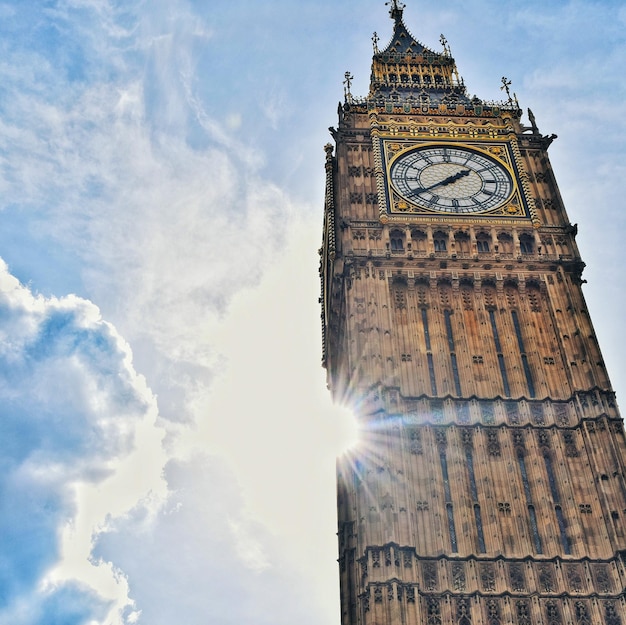 Foto vista a bassa angolazione della torre dell'orologio contro un cielo nuvoloso