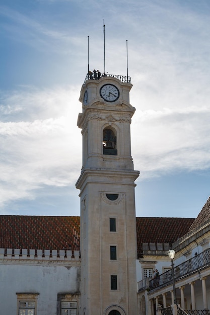 Foto vista a basso angolo della torre dell'orologio contro il cielo in città