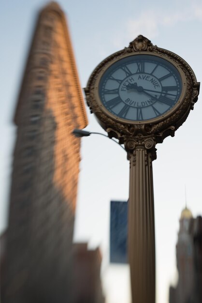 Photo low angle view of clock tower against sky in city