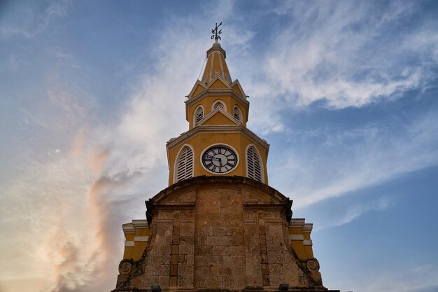 Photo low angle view of clock tower against sky