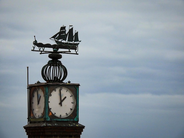 Photo low angle view of clock tower against sky