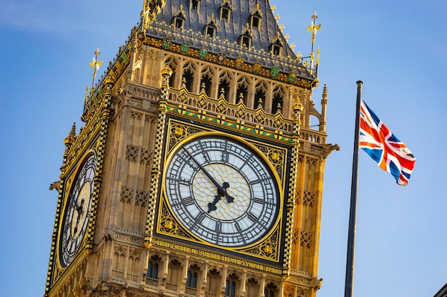 Photo low angle view of clock tower against sky