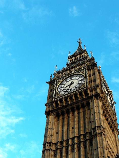 Photo low angle view of clock tower against sky