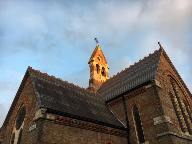 Photo low angle view of clock tower against sky