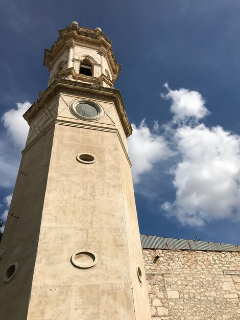 Photo low angle view of clock tower against sky