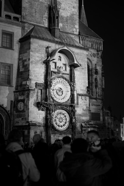 Foto vista ad angolo basso della torre dell'orologio di notte