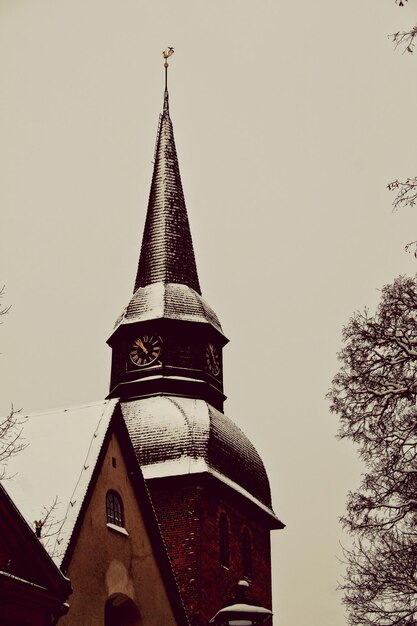 Photo low angle view of clock tower