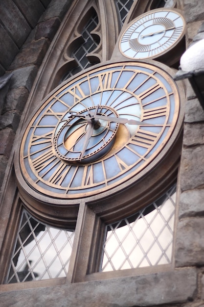 Foto vista a basso angolo della torre dell'orologio