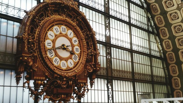 Photo low angle view of clock