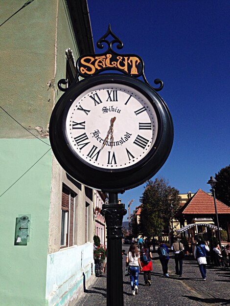 Foto visto dall'angolo basso dell'orologio