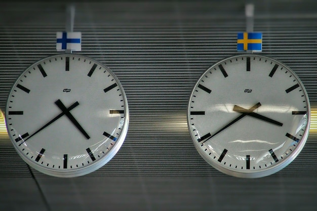 Photo low angle view of clocks with swedish flags