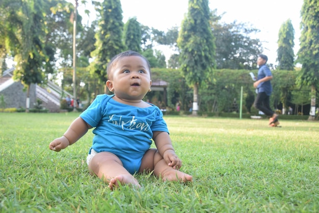 Photo low angle view close up of a baby with expression face