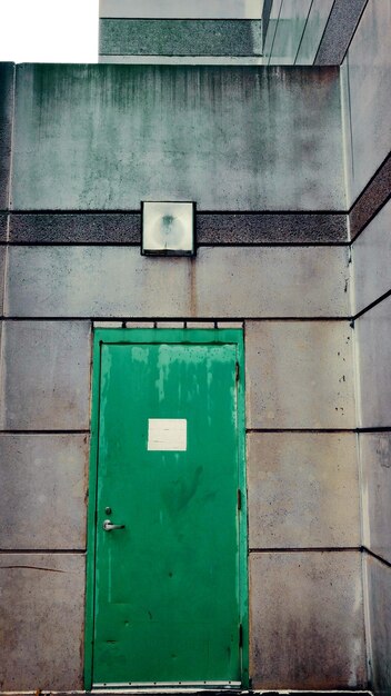 Photo low angle view of closed green door in temple