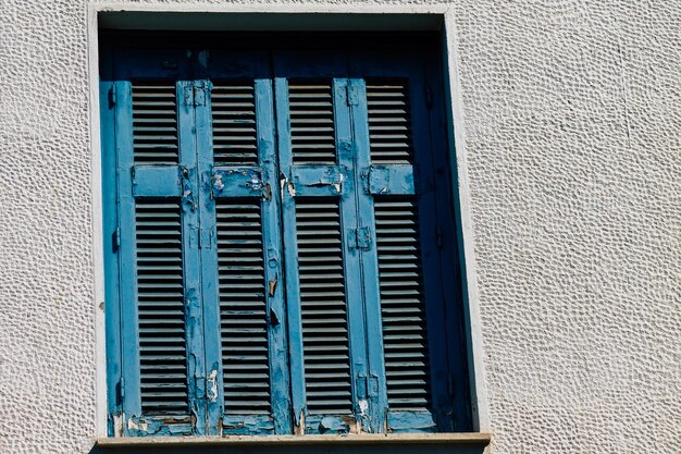 Foto vista a basso angolo della finestra chiusa dell'edificio