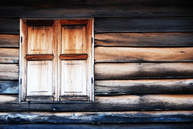 閉じた木製の家の窓の低角度の眺め