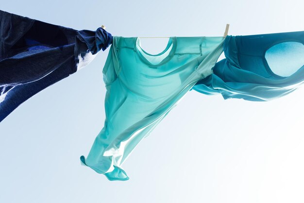 Photo low angle view of clothes drying against sky