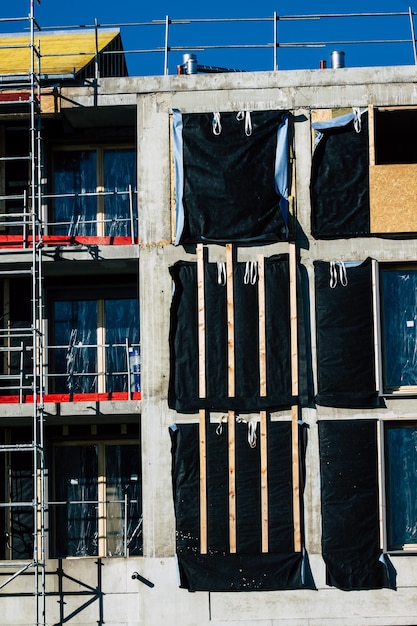 Photo low angle view of clothes drying outside building