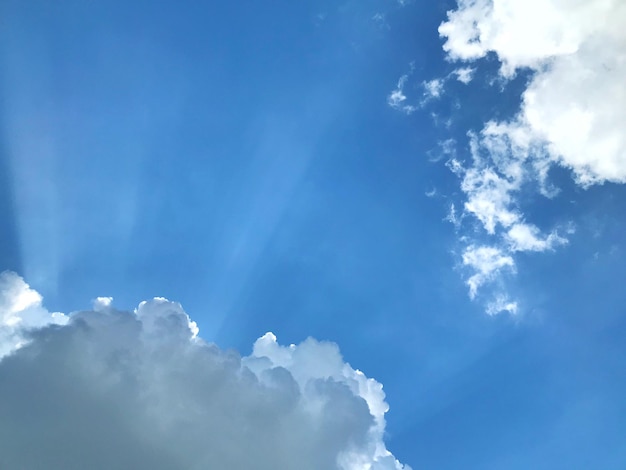 Foto vista a bassa angolazione delle nuvole nel cielo blu