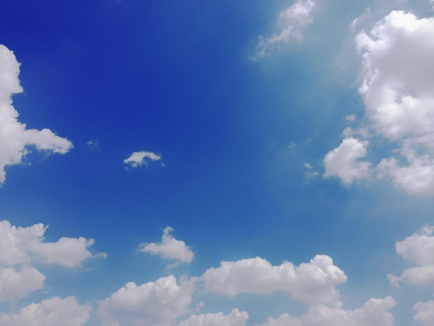 Foto vista a basso angolo delle nuvole nel cielo blu