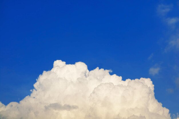 Photo low angle view of clouds in blue sky