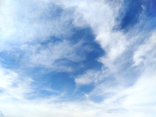 Photo low angle view of clouds in blue sky