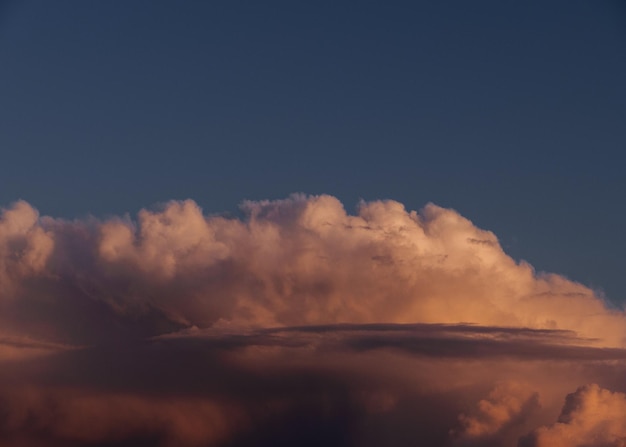 Foto vista a basso angolo delle nuvole nel cielo durante il tramonto