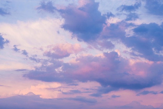 空の雲の低角度の眺め