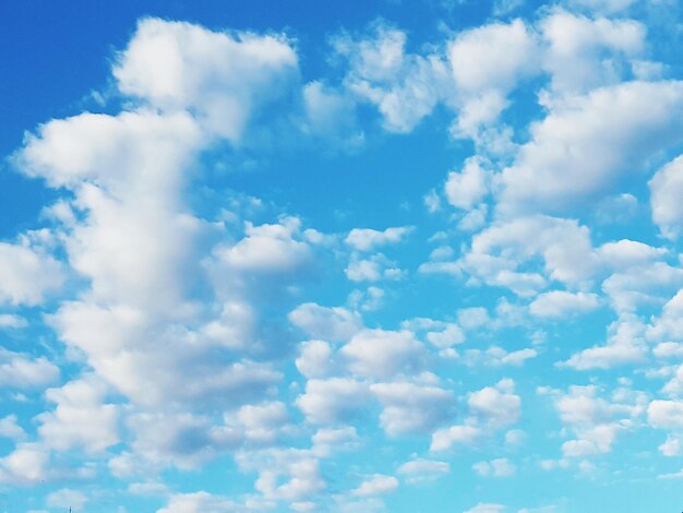 Photo low angle view of clouds in sky