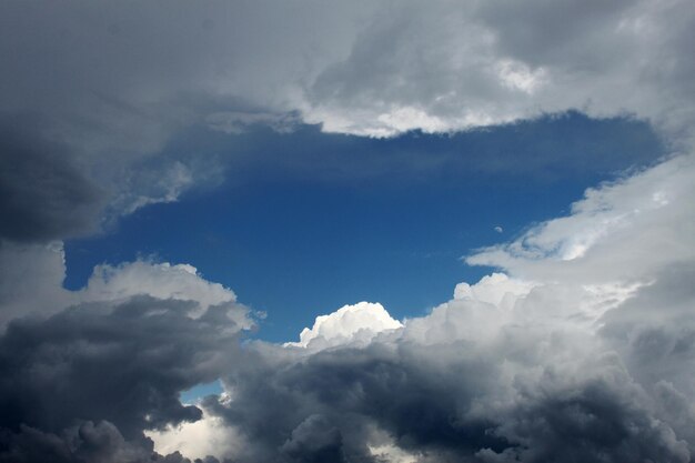 Photo low angle view of clouds in sky