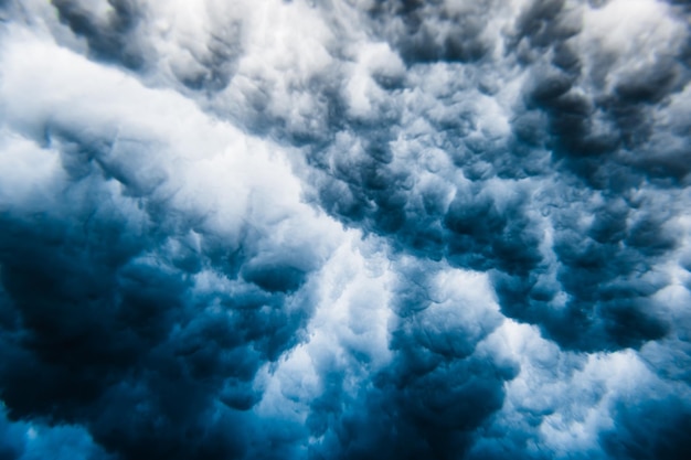 Photo low angle view of clouds in sky