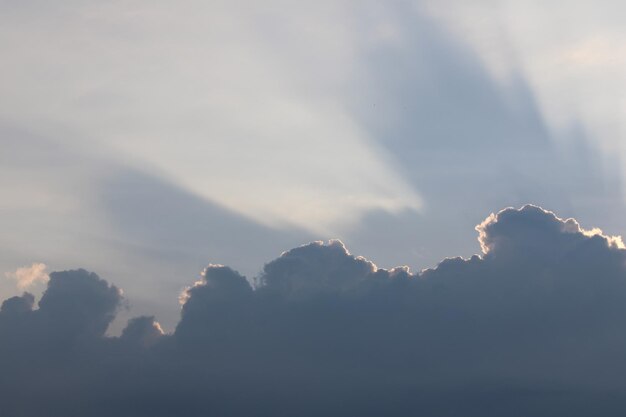 Photo low angle view of clouds in sky