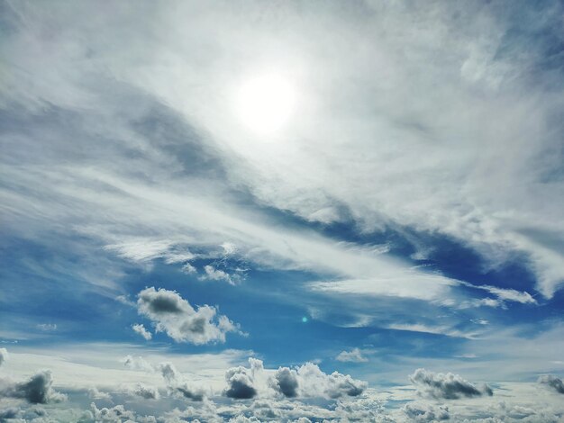 空の雲の低角度のビュー