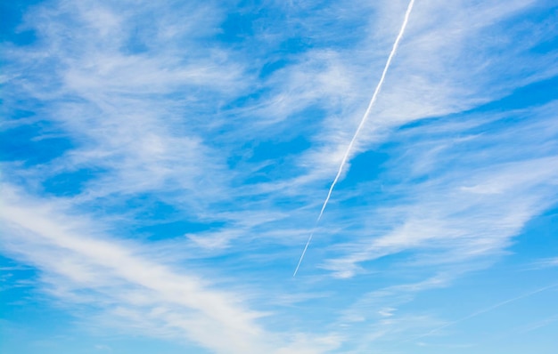 空の雲の低角度の眺め