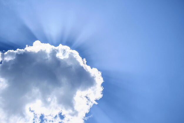 Photo low angle view of clouds in sky