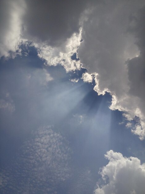 Photo low angle view of clouds in sky