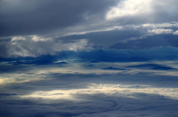 Foto vista a basso angolo delle nuvole nel cielo