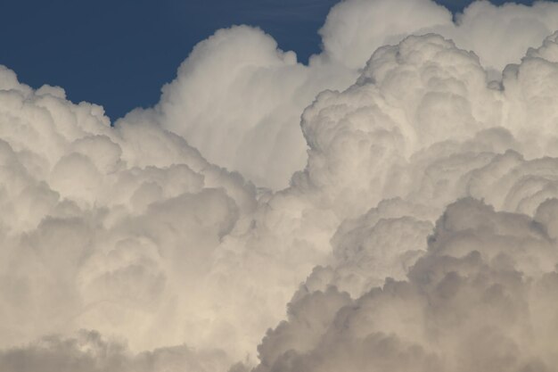 Photo low angle view of clouds in sky