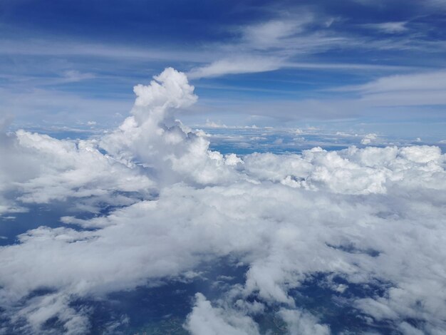 空の雲の低角度のビュー