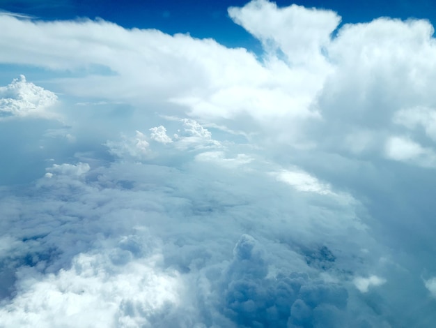 Foto vista a basso angolo delle nuvole nel cielo