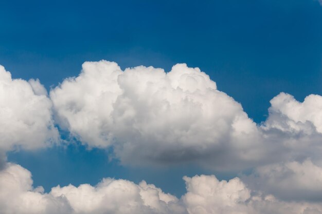 Photo low angle view of clouds in sky