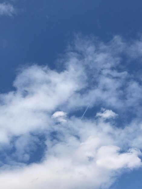 Foto vista a bassa angolazione delle nuvole nel cielo