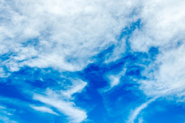 Photo low angle view of clouds in sky