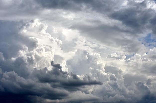 Foto vista a basso angolo delle nuvole nel cielo