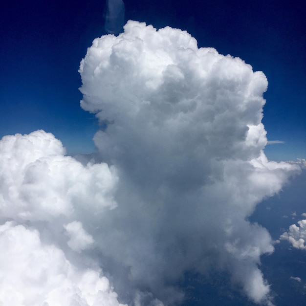 Foto vista a basso angolo delle nuvole nel cielo