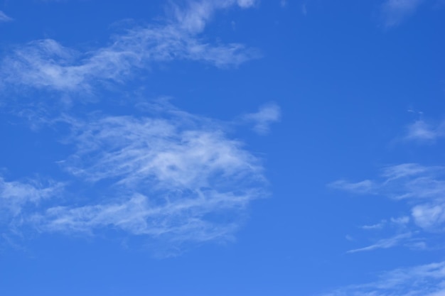 Foto vista a basso angolo delle nuvole nel cielo