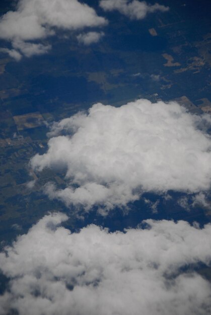 Foto vista a basso angolo delle nuvole nel cielo